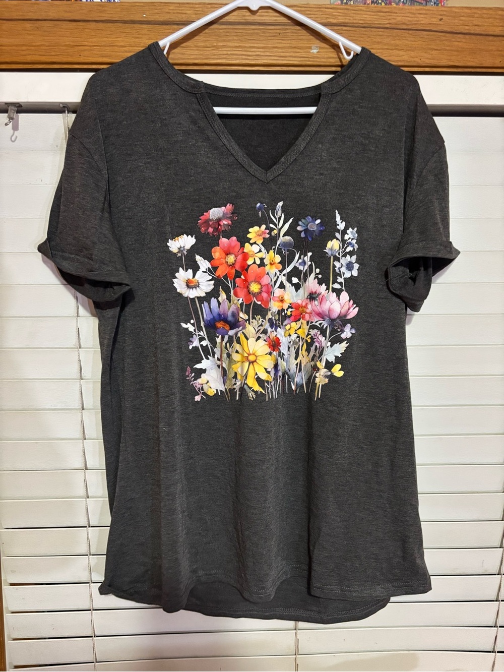 NWOT Floral V-Neck Graphic T-Shirt
